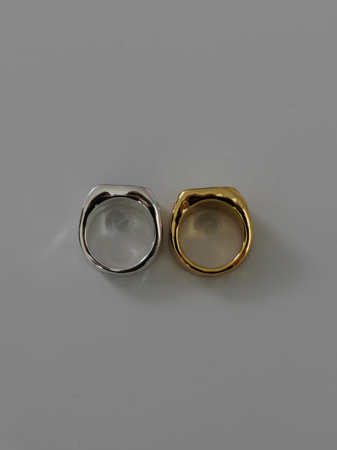 40. Lulu signet ring