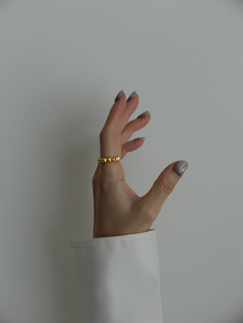 27. pyramid studs ring