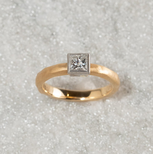 N°17 K18arm princess diamond ring