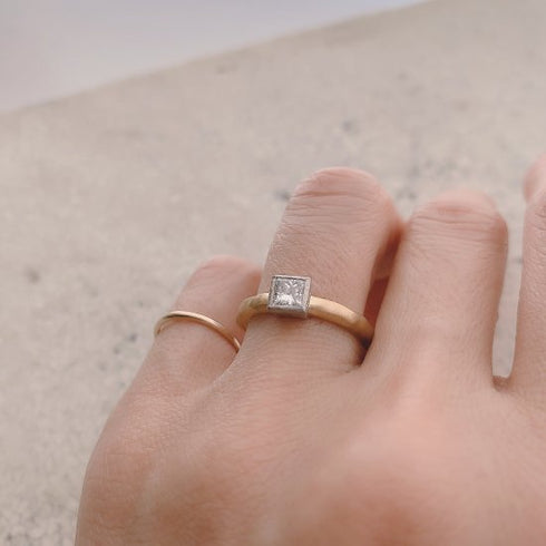 N°17 K18arm princess diamond ring