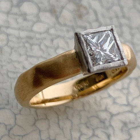 N°18 K18arm princess diamond ring 0.7ct up