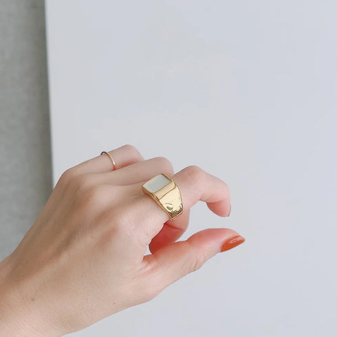 Lulu signet ring