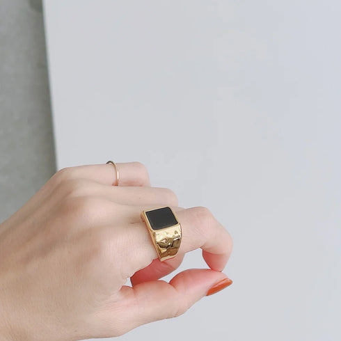 Lulu signet ring