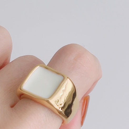 Lulu signet ring