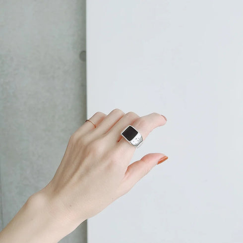 Lulu signet ring