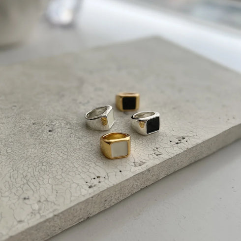Lulu signet ring