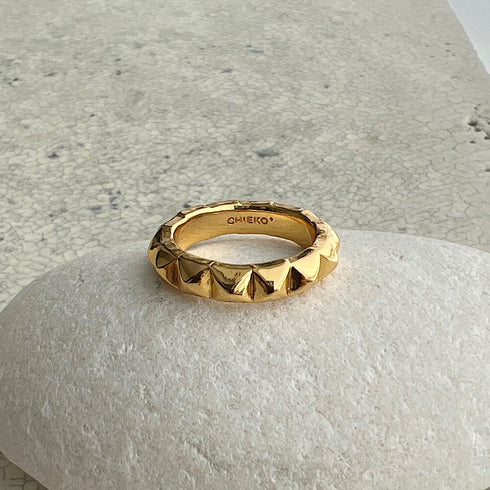 pyramid studs ring