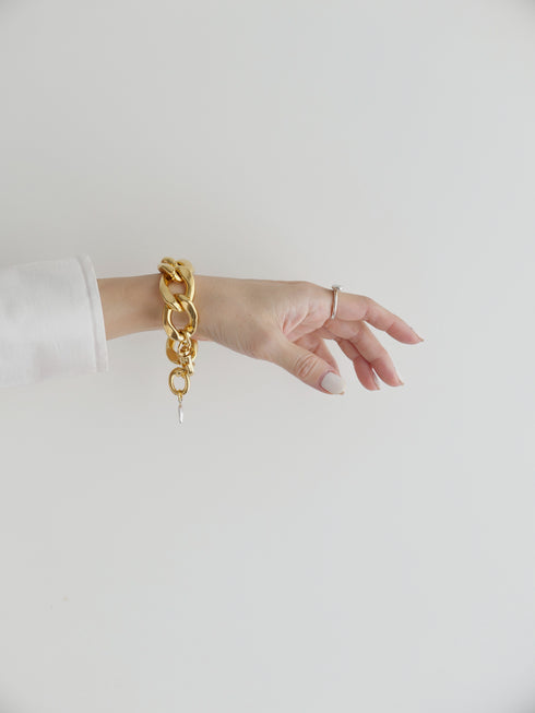 521. luxe chain brace