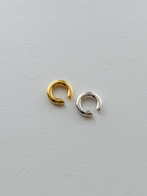 432. small c earcuff