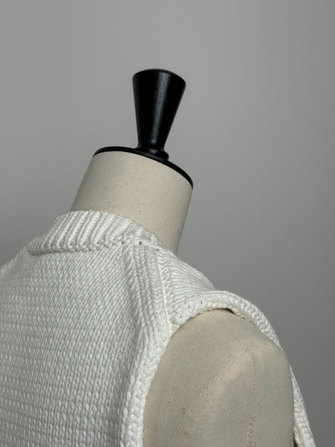 1096. compact volume knit vest