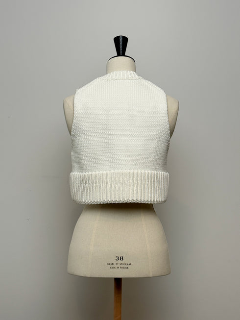 1096. compact volume knit vest