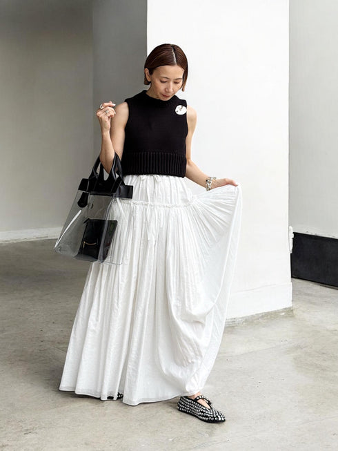 1096. compact volume knit vest