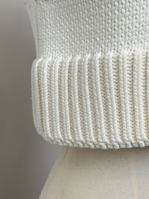 1096. compact volume knit vest