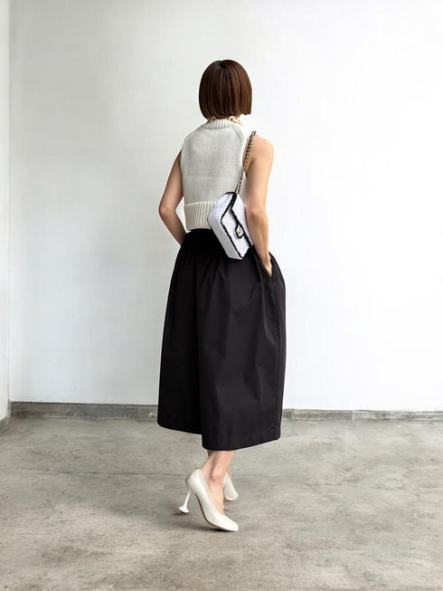 1096. compact volume knit vest