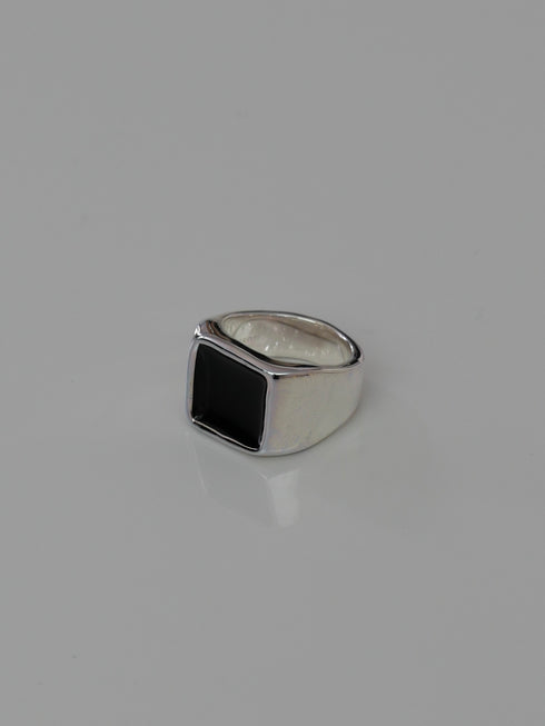 40. Lulu signet ring