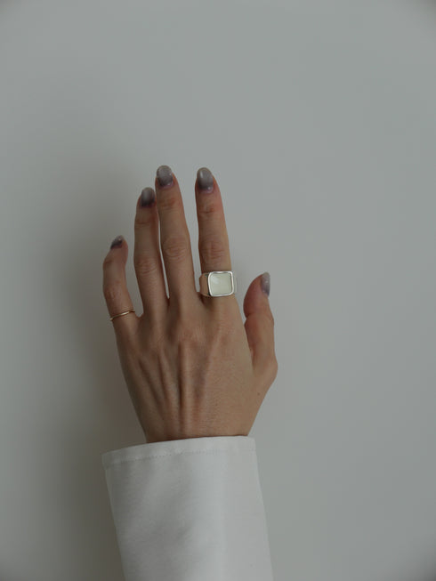 40. Lulu signet ring