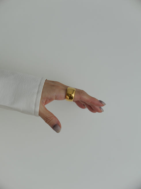 44. curvy ring