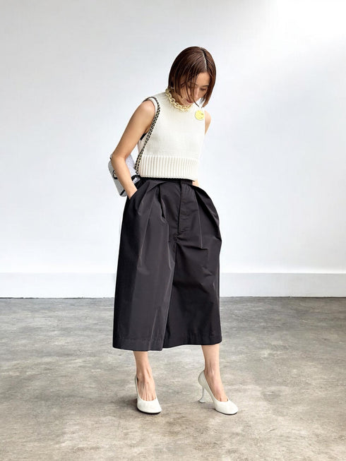 1096. compact volume knit vest