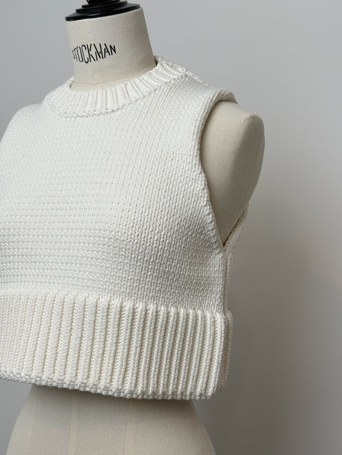 1096. compact volume knit vest