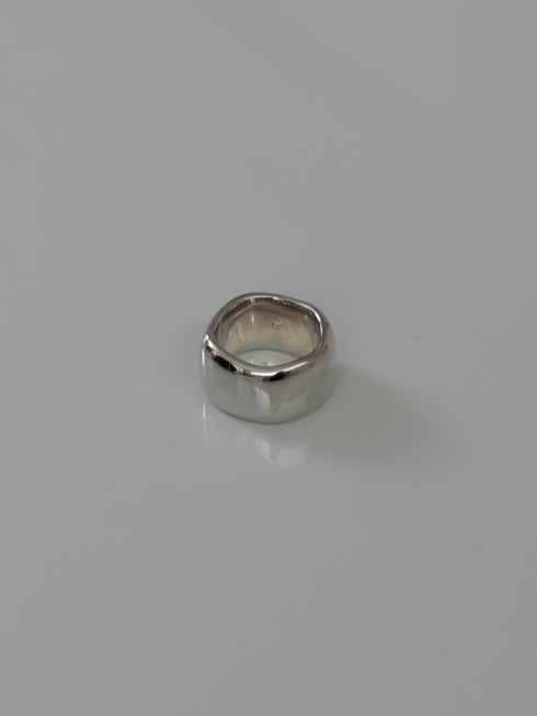 44. curvy ring