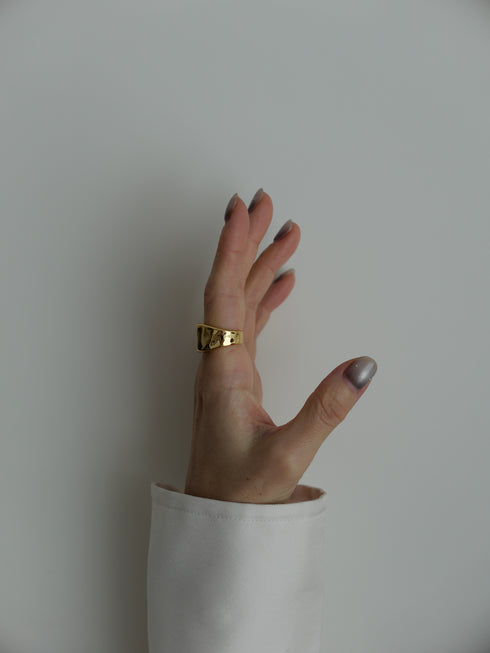 40. Lulu signet ring
