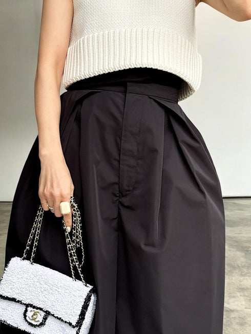1096. compact volume knit vest
