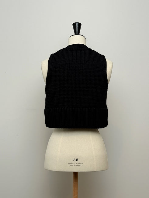 1096. compact volume knit vest