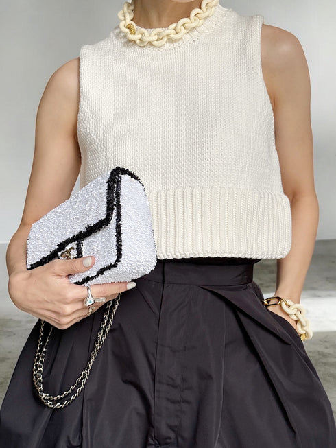 1096. compact volume knit vest