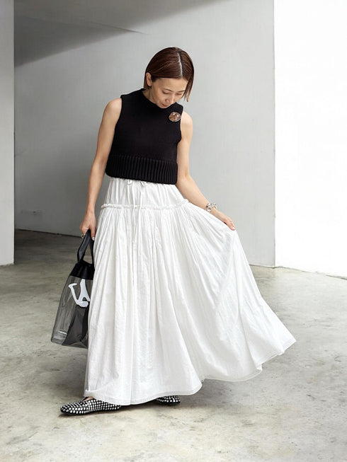 1096. compact volume knit vest