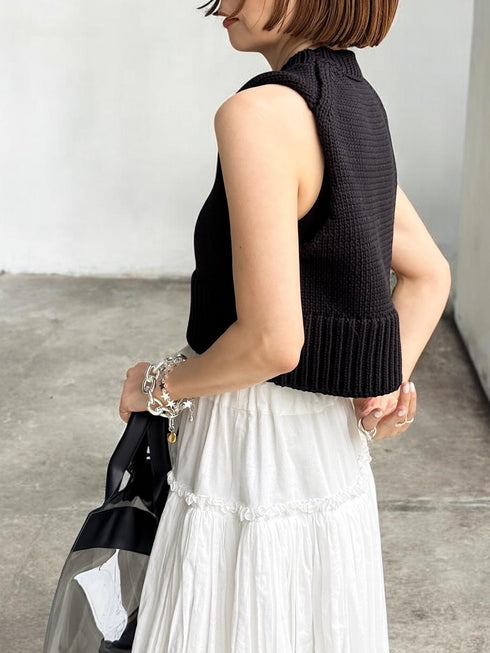 1096. compact volume knit vest