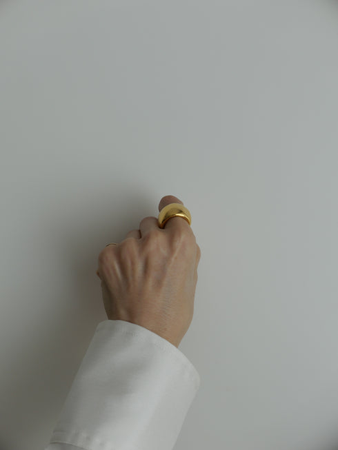 44. curvy ring