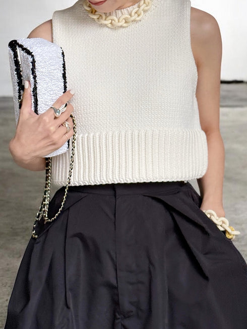1096. compact volume knit vest
