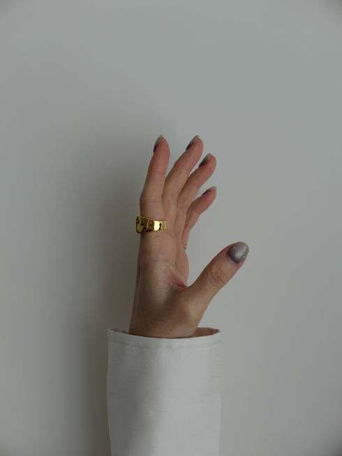 40. Lulu signet ring