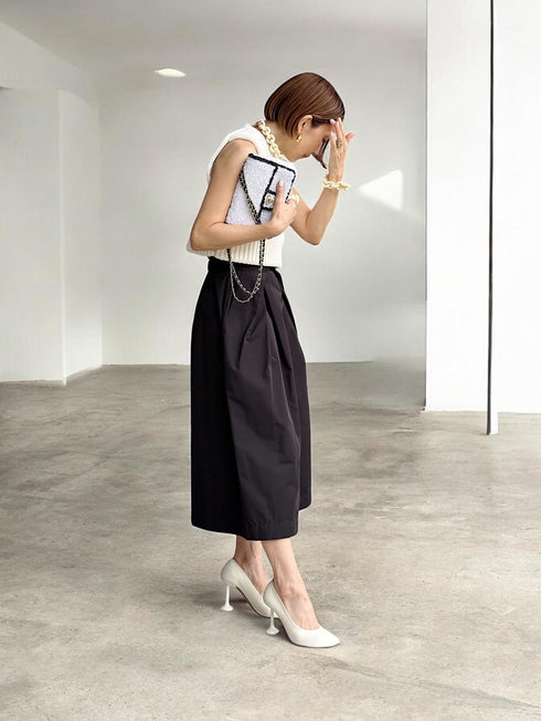 1096. compact volume knit vest