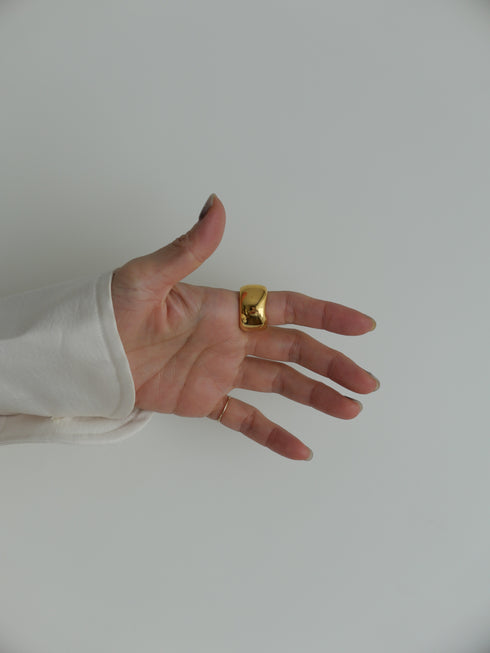 44. curvy ring