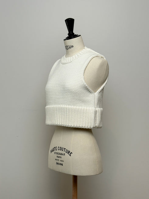 1096. compact volume knit vest