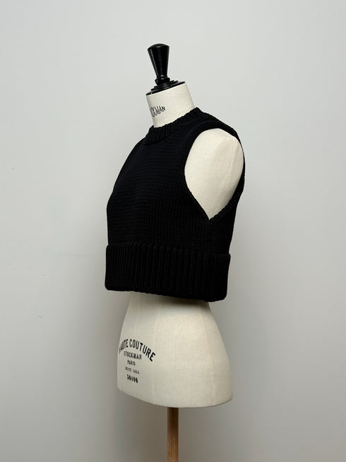 1096. compact volume knit vest