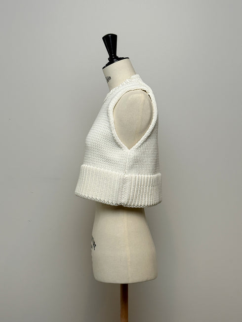1096. compact volume knit vest