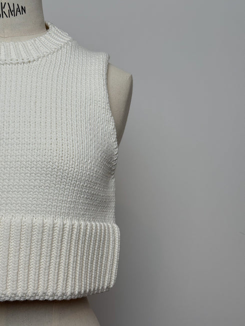 1096. compact volume knit vest
