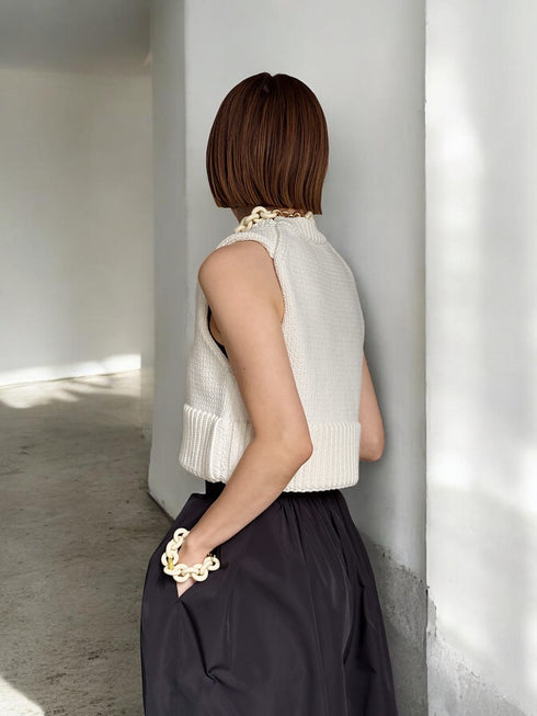 1096. compact volume knit vest