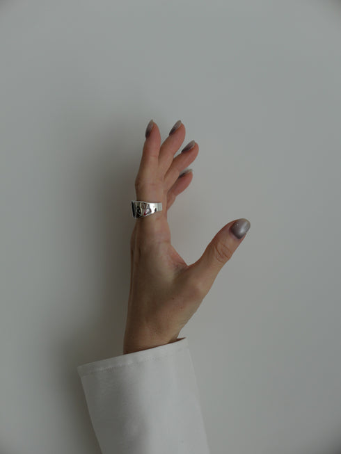 40. Lulu signet ring