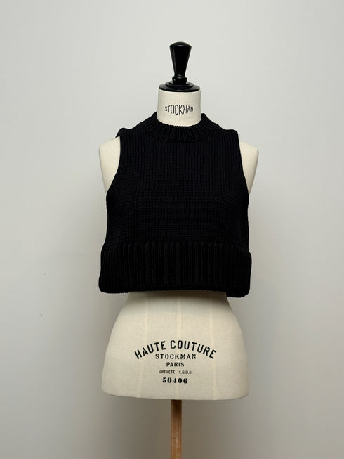 1096. compact volume knit vest