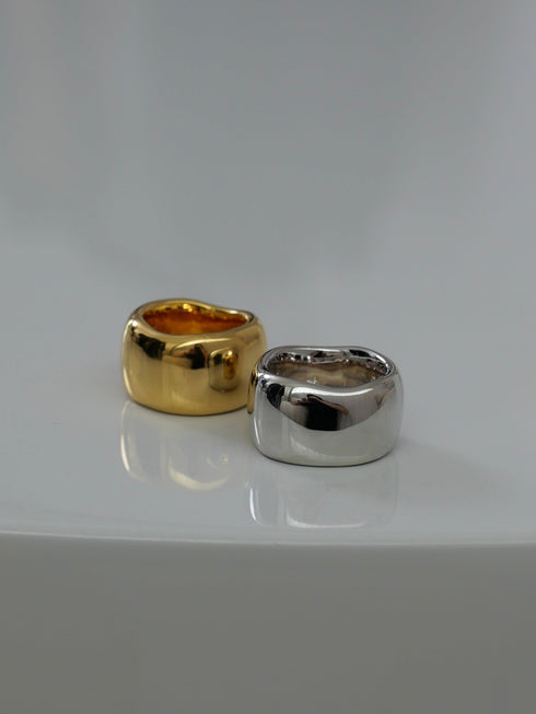44. curvy ring