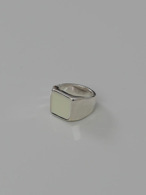 40. Lulu signet ring