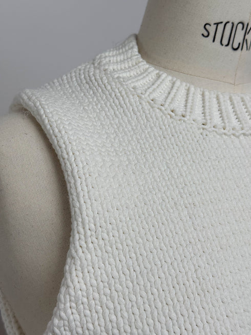 1096. compact volume knit vest