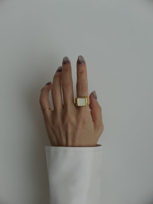 40. Lulu signet ring